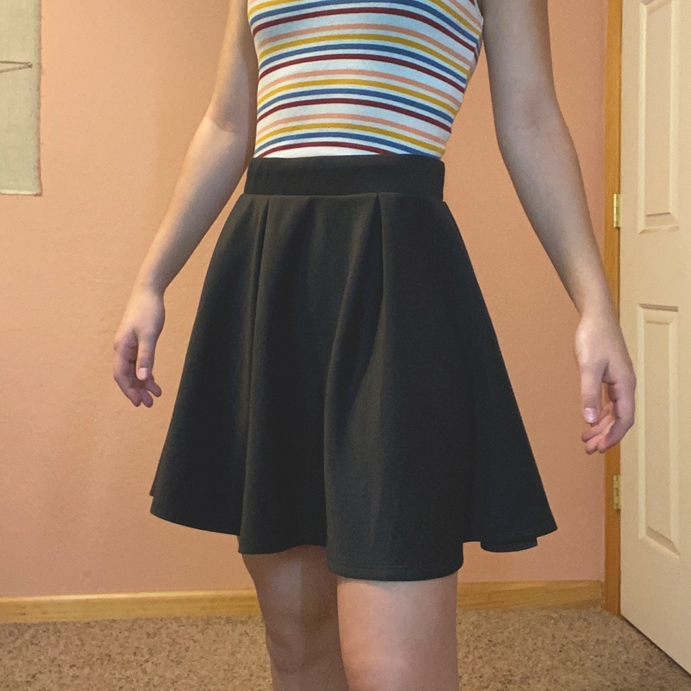 🌼 luxe semi-shiny black skater skirt size small🌼